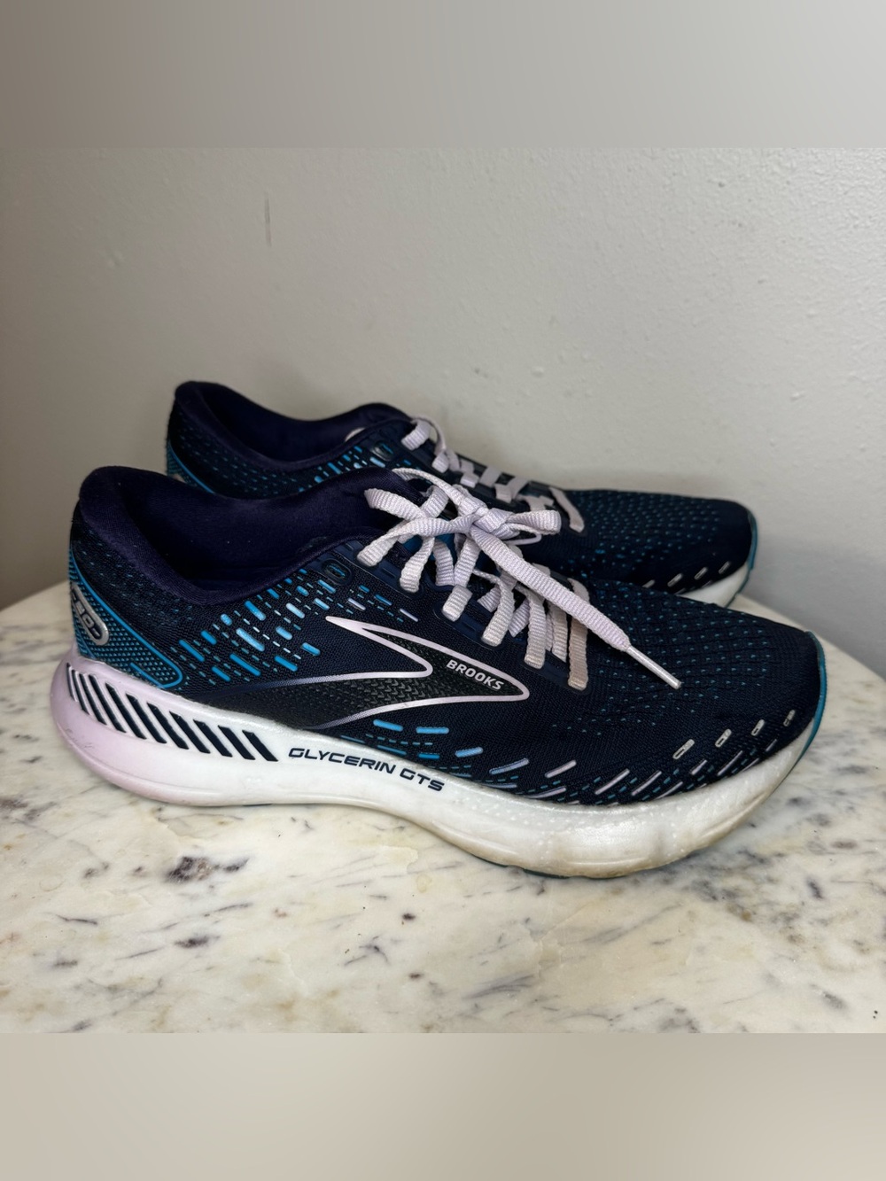 Brooks Glycerin GTS 20 Shoes Size 7 M
Navy with Pink Laces running Athletic